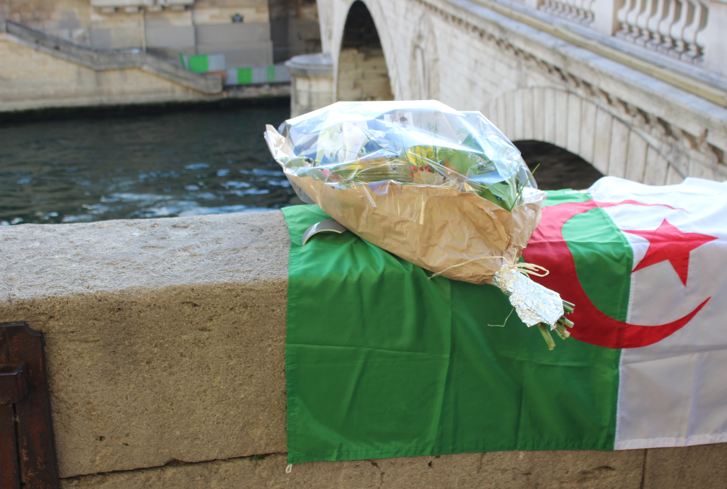 Drapeau algérien et fleurs sur le pont St Michel